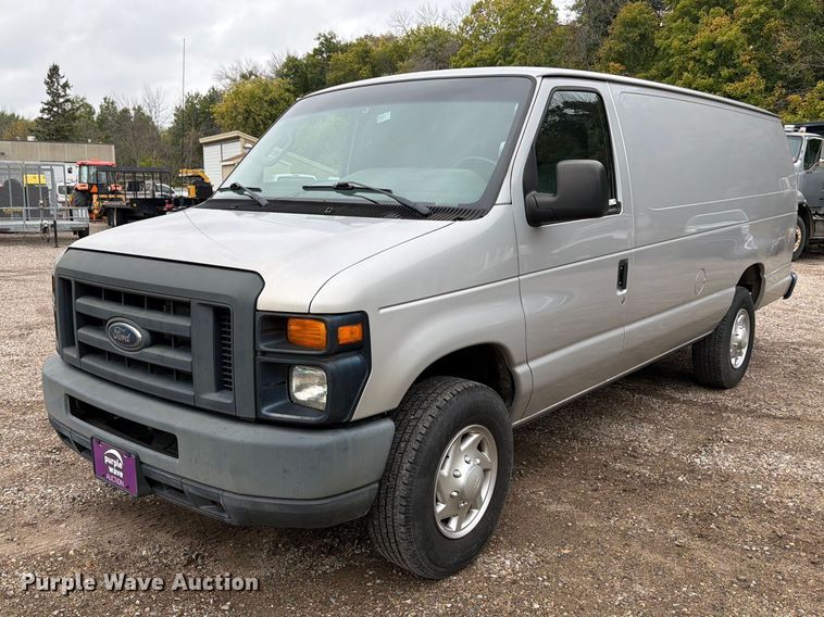 2013 Ford E350 Super Duty van - FT7526