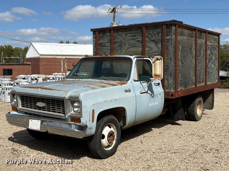 1974 Chevrolet C30 dump bed pickup truck - FU4718