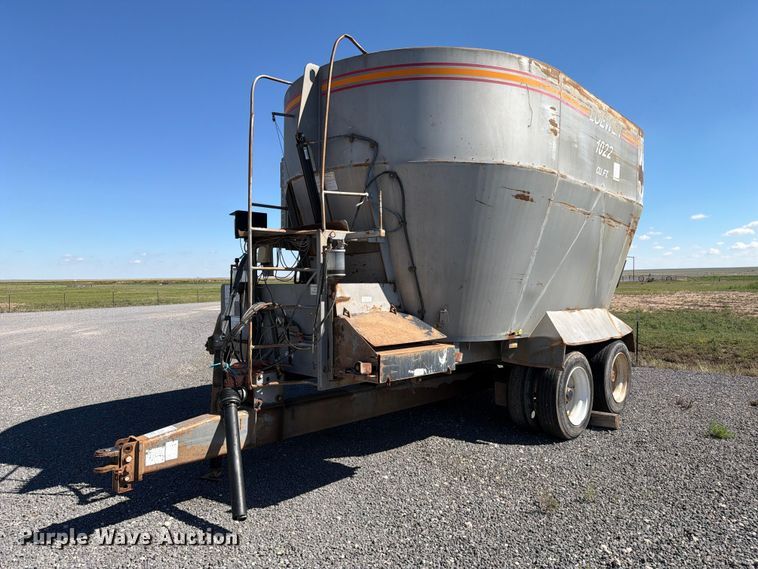 2005 Loewen V1022W2 feed grinder/mixer - DV8715