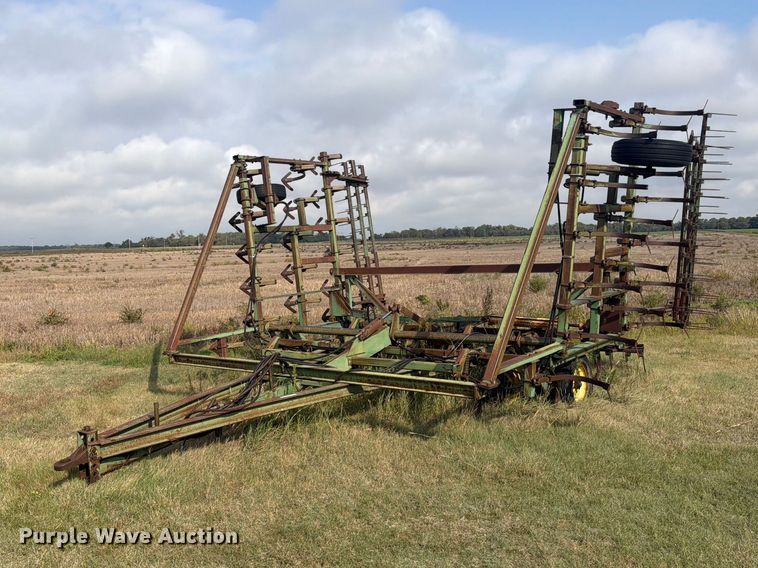 John Deere 1000 field cultivator - EG6370