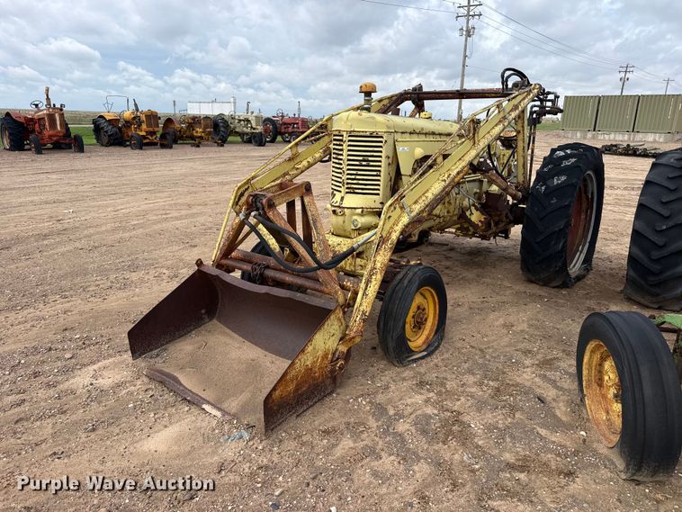 Minneapolis Moline UTU tractor - EW4434