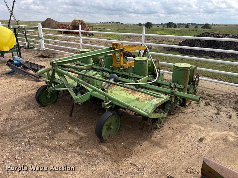 John Deere planter - FB6956