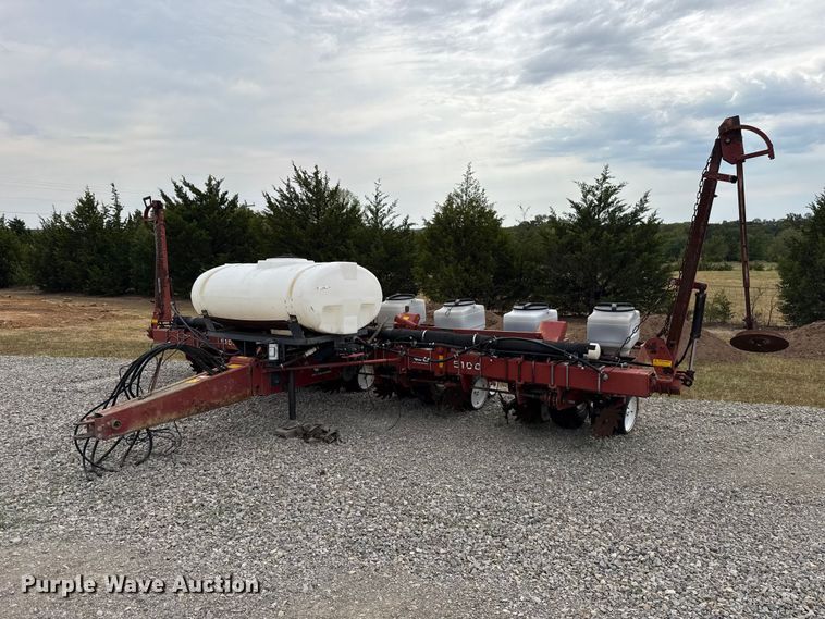 White Farm Equipment 5100 planter - FC4465