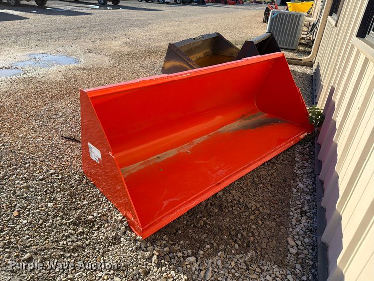 Kubota M1815 skid steer bucket - NF9735