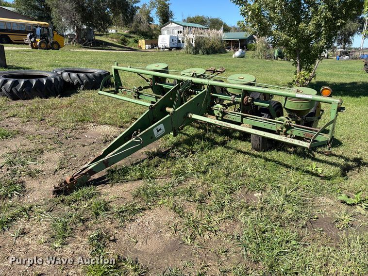 John Deere 494A planter - NF9738
