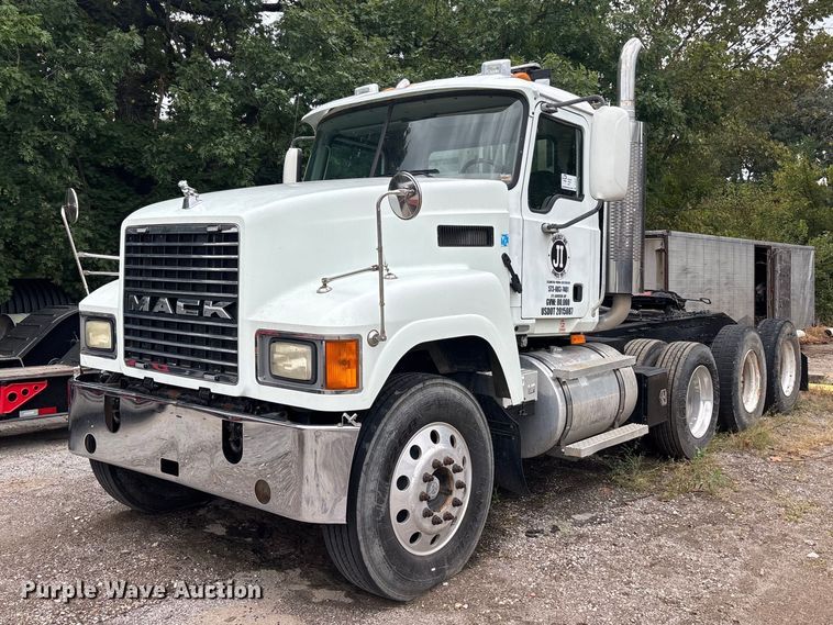 2007 Mack semi truck - DT0121