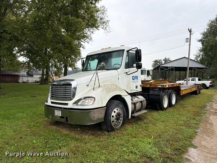 2003 Freightliner Columbia semi truck - DT3012