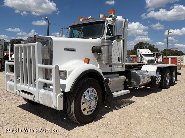 2012 Kenworth W900 truck cab and chassis - DU3126