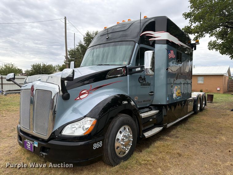 2017 Kenworth T680 semi truck - DV8677