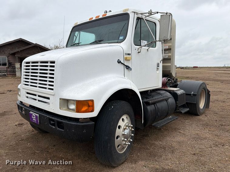 1999 International 8100 semi truck - DV8678