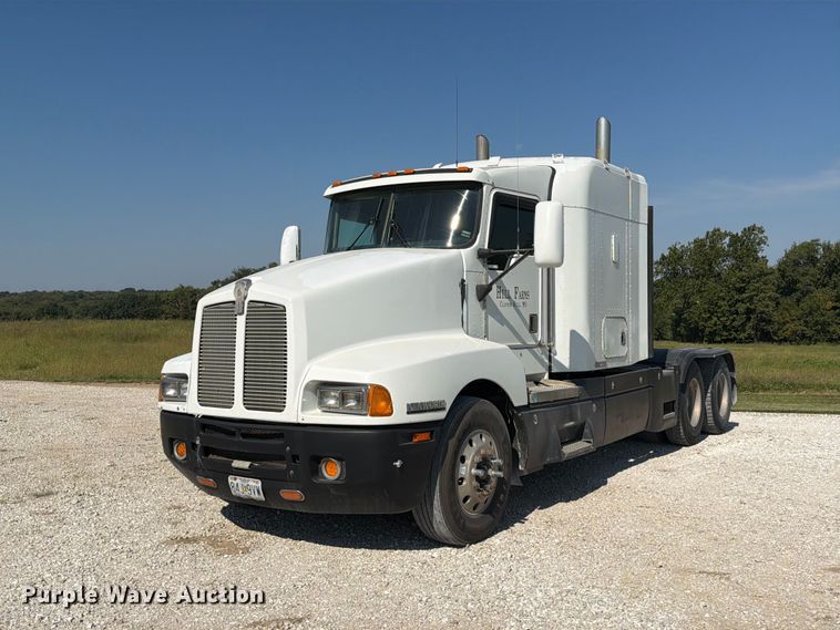 2000 Kenworth T600 semi truck - DZ4708