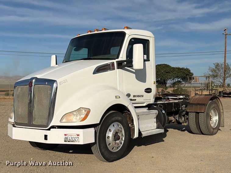 2015 Kenworth T680 semi truck - EA0015