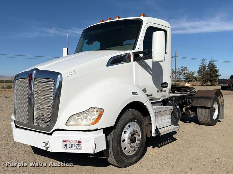 2015 Kenworth T680 semi truck - EA0017