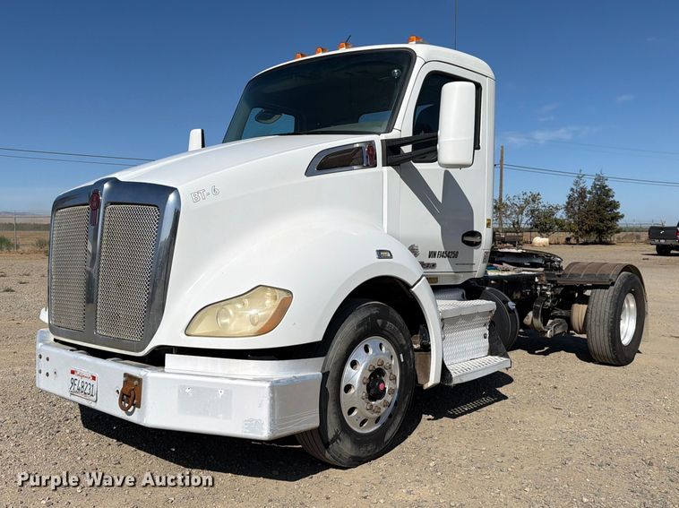 2015 Kenworth T680 semi truck - EA0018