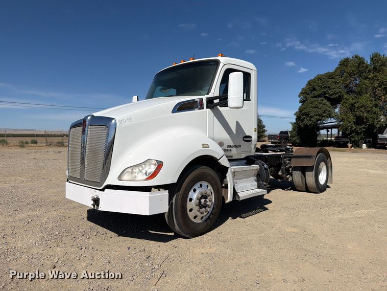 2015 Kenworth T680 semi truck - EA0019