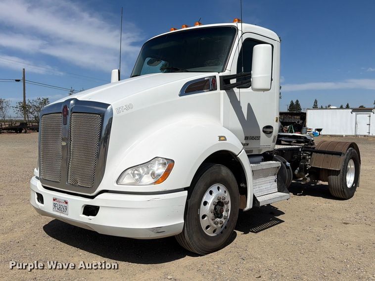 2015 Kenworth T680 semi truck - EA0021