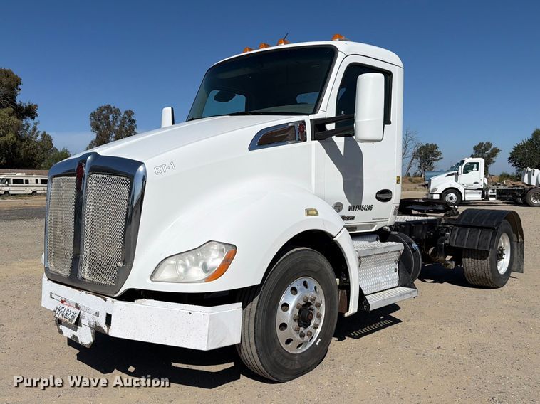 2015 Kenworth T680 semi truck - EA0022