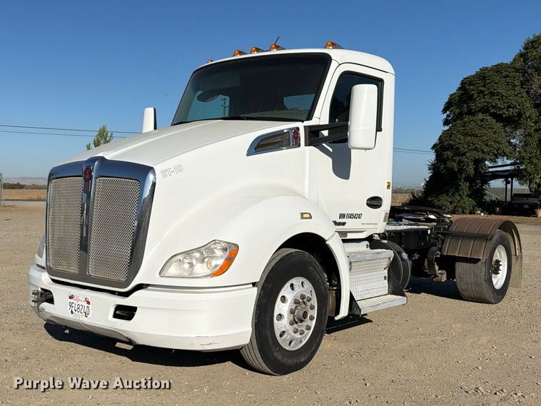 2015 Kenworth T680 semi truck - EA0023