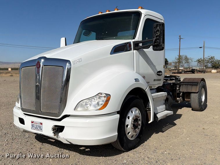 2015 Kenworth T680 semi truck - EA0024