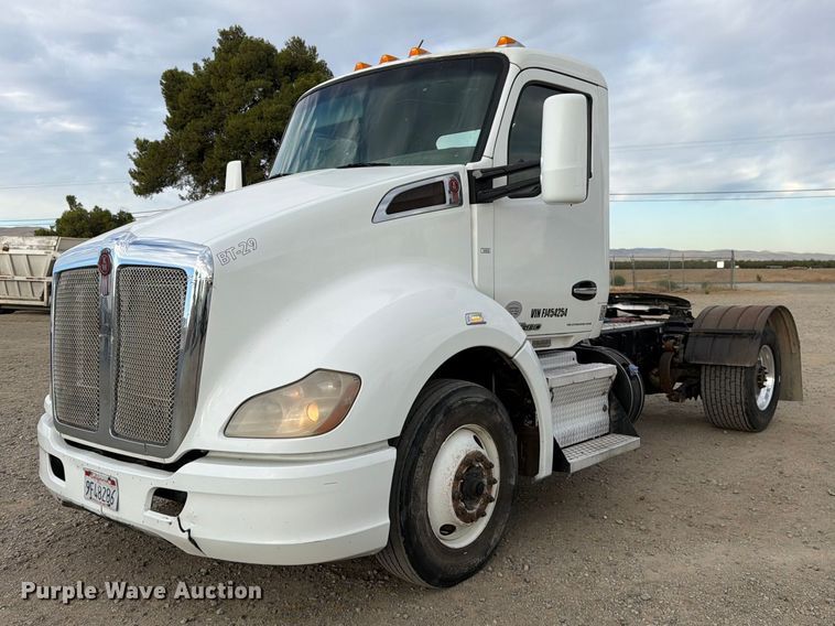 2015 Kenworth T680 semi truck - EA0026