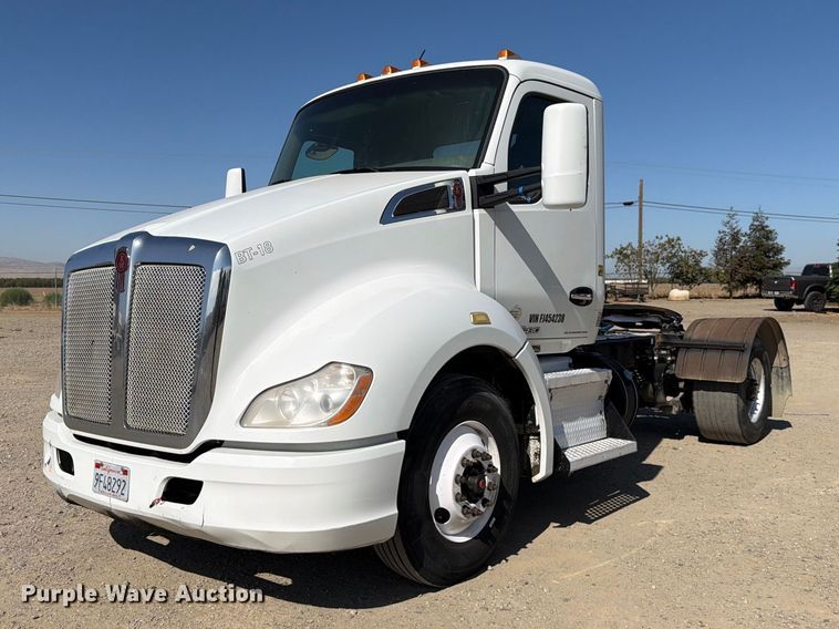 2015 Kenworth T680 semi truck - EA0027