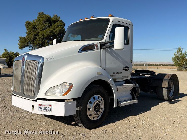 2015 Kenworth T680 semi truck - EA0030