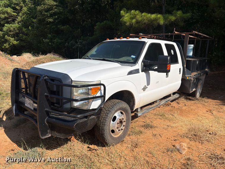 2013 Ford F350 Super Duty Crew Cab flatbed pickup truck - EA7366