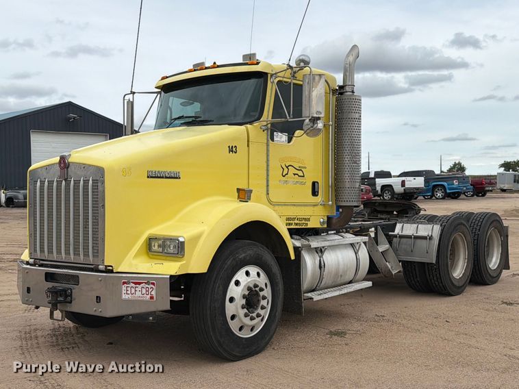 2007 Kenworth T800 semi truck - ED0068