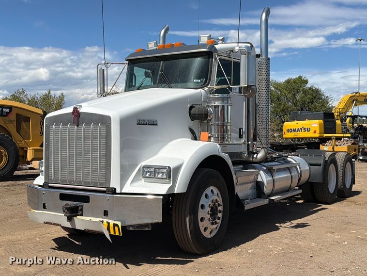 2014 Kenworth T800 semi truck - ED0205