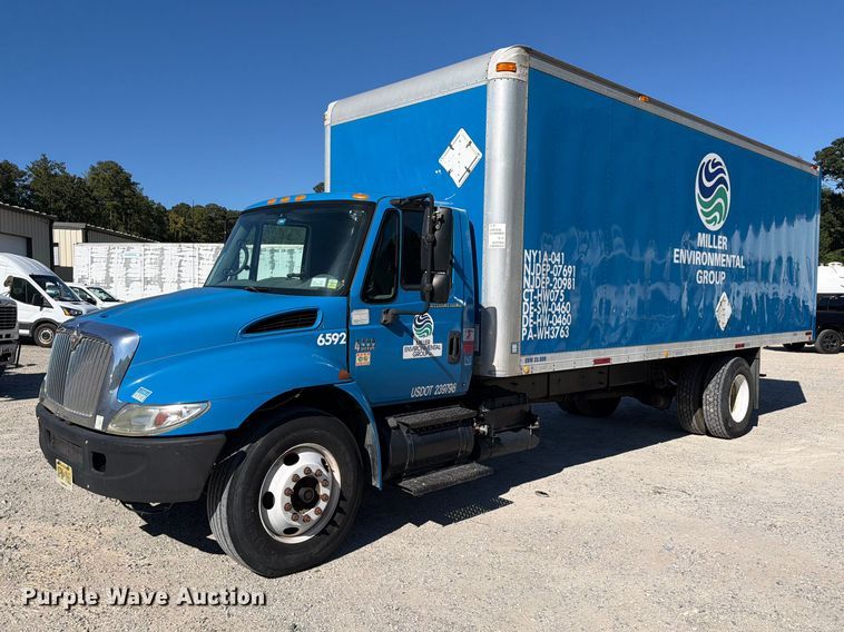2002 International 4400 box truck - EF1407