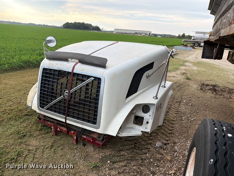 Volvo semi truck hood - EI7742