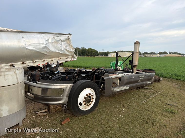 2001 Sterling ST9500 truck chassis - EI7743