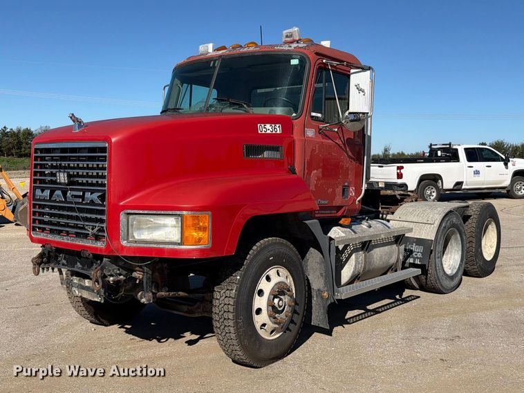 2001 Mack CH613 semi truck - EO8792
