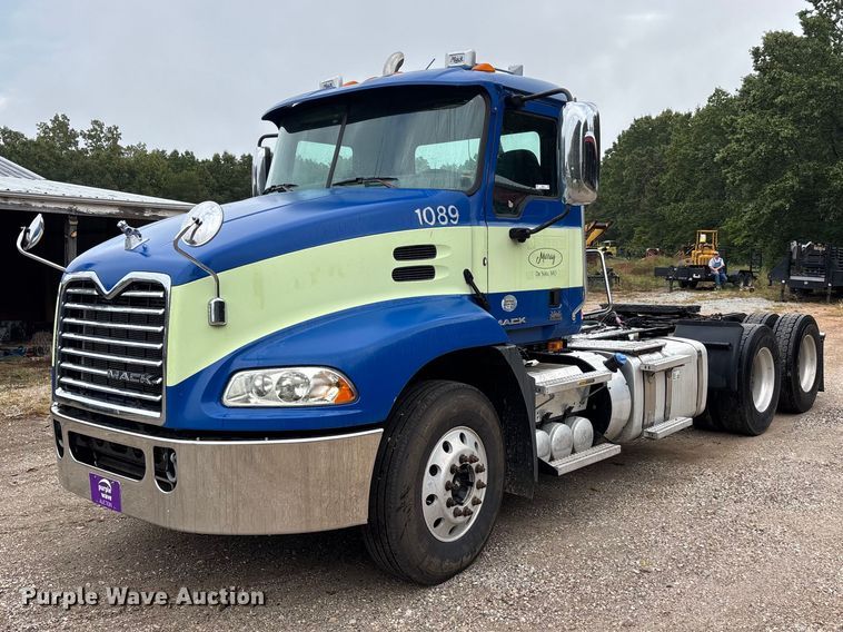 2014 Mack CXU semi truck - ER3375