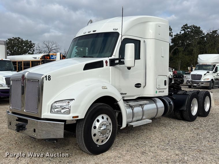 2018 Kenworth T880 semi truck - ER3402