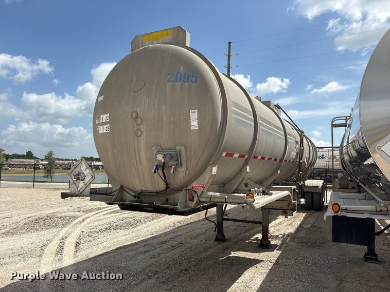 1982 Reliable Tank Inc. fuel trailer - EU0821