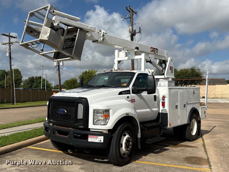 2017 Ford F750 bucket truck - EU0872