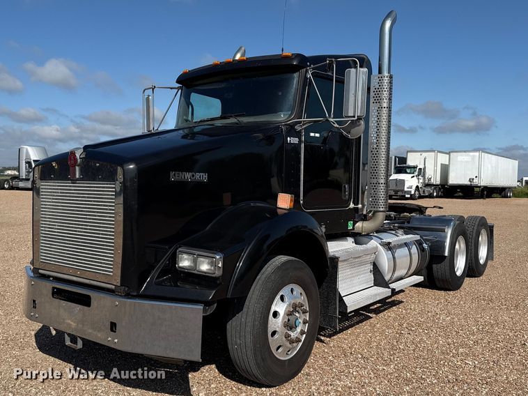 2013 Kenworth T800 semi truck - EW4361