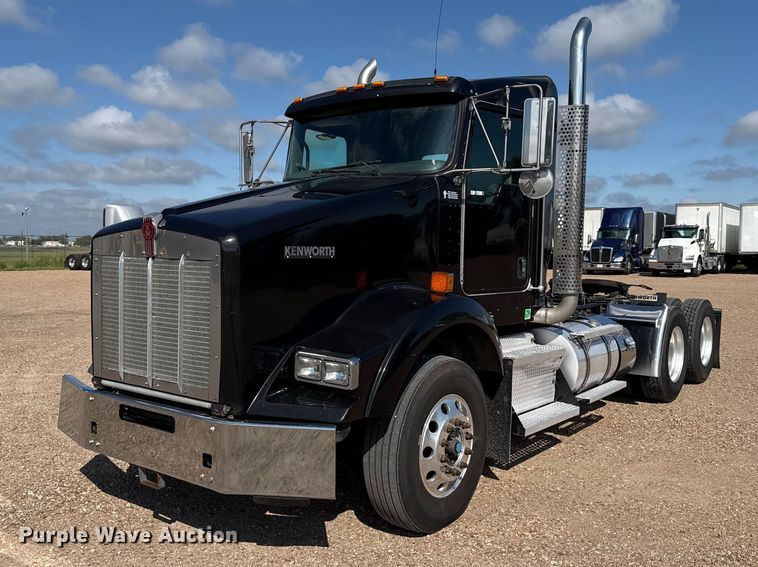 2013 Kenworth T800 semi truck - EW4362