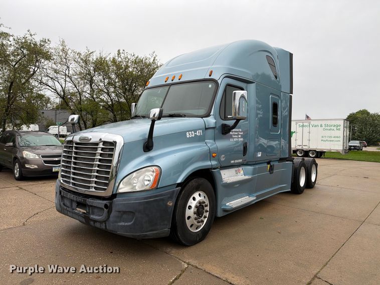 2016 Freightliner Cascadia semi truck - EX1023