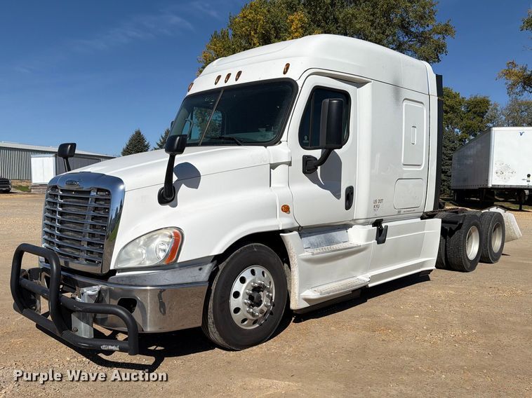 2016 Freightliner Cascadia 125 semi truck - EX1040