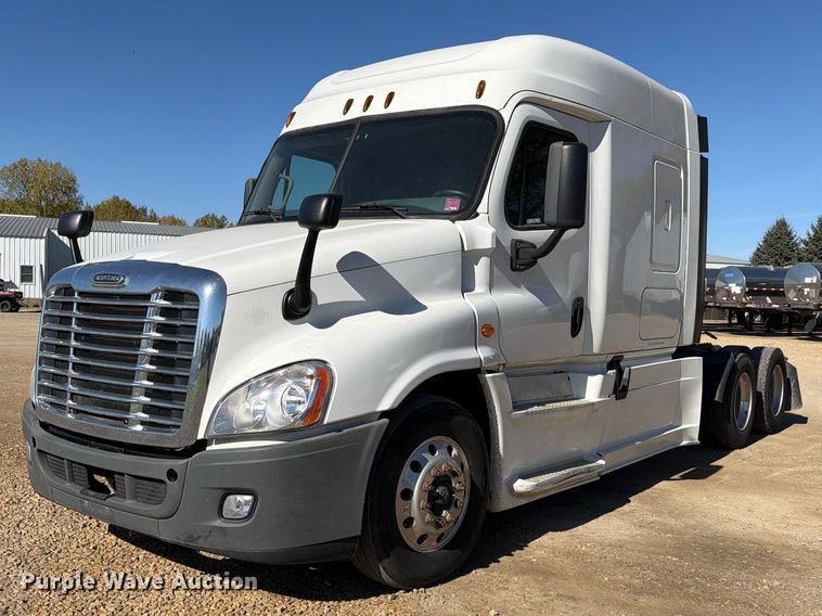 2016 Freightliner Cascadia 125 semi truck - EX1043