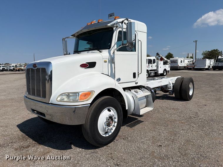 2014 Peterbilt 337 truck - FB5183