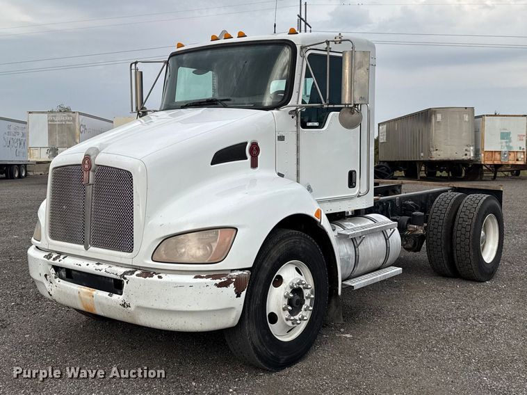 2016 Kenworth T300 truck cab and chassis - FC4451