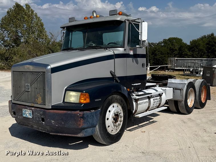 1996 Volvo WCA semi truck - FC4456