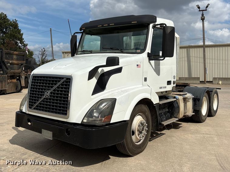 2012 Volvo VN semi truck - FG0703