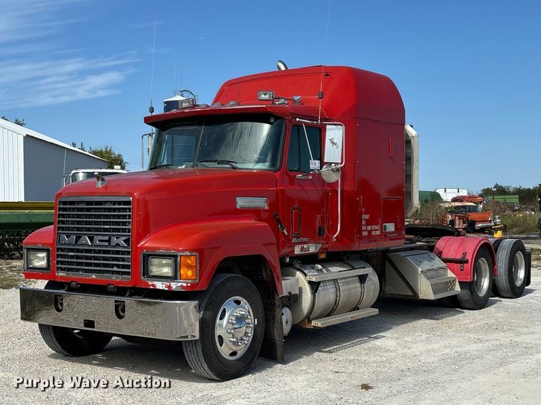 1999 Mack CH613 semi truck - FG0728