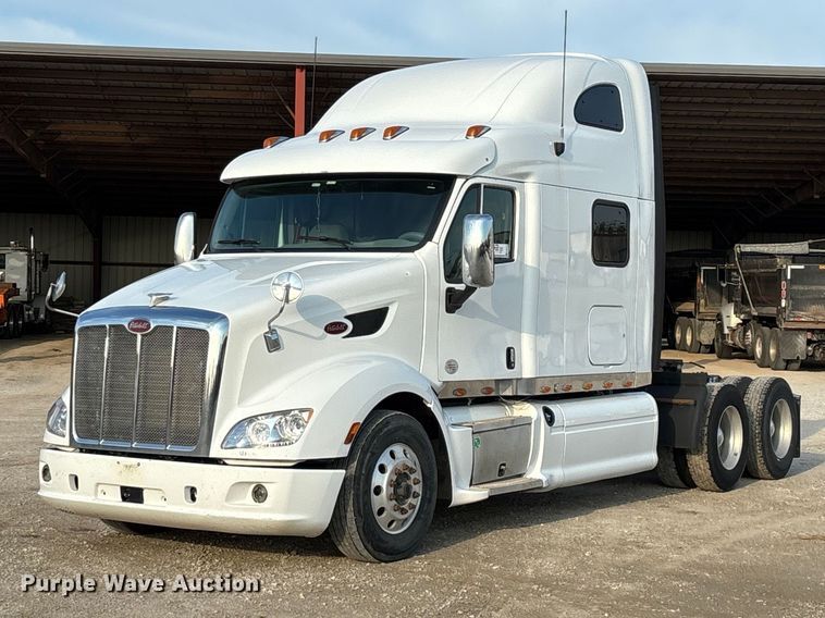 2016 Peterbilt 587 semi truck - FG0735
