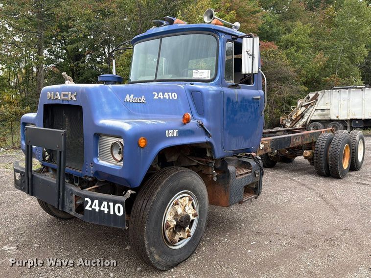 1987 Mack DM685S truck cab and chassis - FG3034