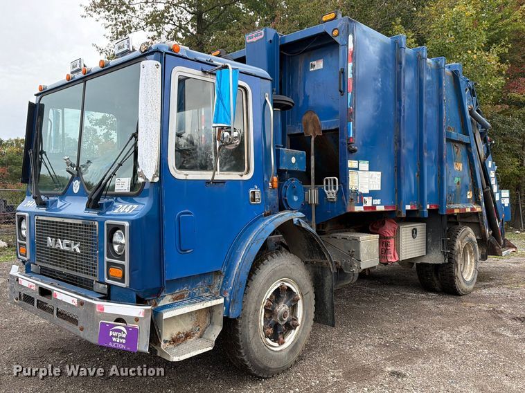 1991 Mack MR688P refuse truck - FG3035